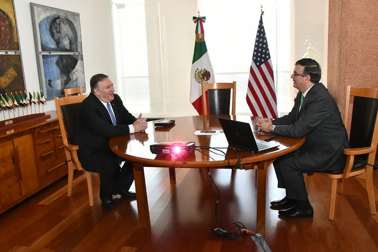 El secretario de Estado, Mike Pompeo, junto a su homólogo mexicano Marcelo Ebrard en la Ciudad de México. 