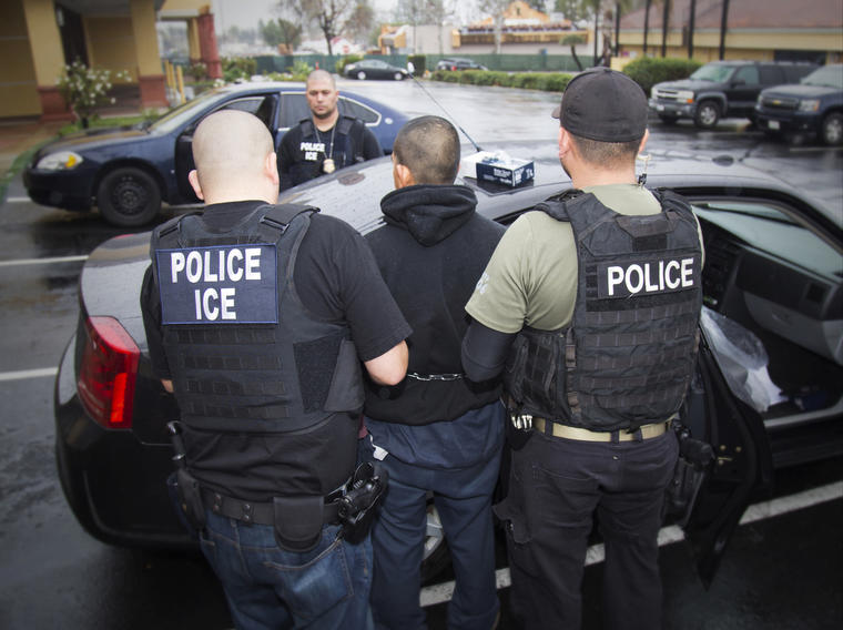 Imagen de archivo de una detención llevada a cabo por el Servicio de Inmigración y Control de Aduanas (ICE).  