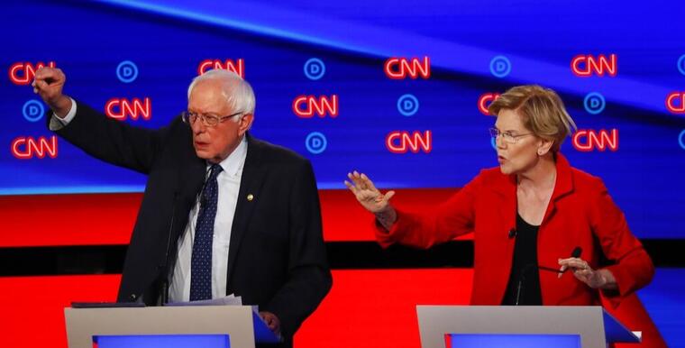 El senador independiente por Vermont Bernie Sanders, a la izquierda, y la senadora demócrata por Massachusetts Elizabeth Warren hablan durante el primero de dos debates demócratas ofrecidos por CNN el martes 30 de julio de 2019 en el Fox Theatre en Detroi