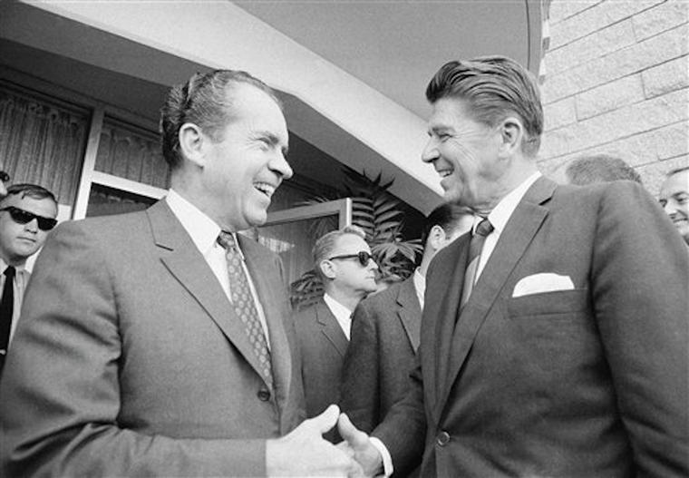 Imagen de archivo de los expresidenrtes Richard Nixon y Ronald Reagan.