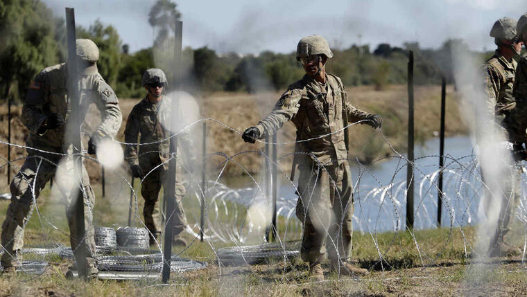 Militares estadounidenses colocan alambre de espinos en la frontera mexicana en Texas el 16 de noviembre de 2018.