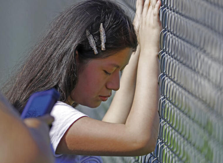 Una joven llora mientras se produce una de las redadas contra inmigrantes del pasado miércoles en Misisipi. 