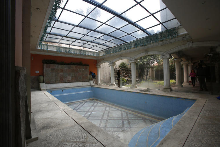 Esta fotografía muestra la alberca de la mansión del empresario chino-mexicano Zhenli Ye Gon durante un recorrido para la prensa en la Ciudad de México, el martes 30 de julio de 2019.