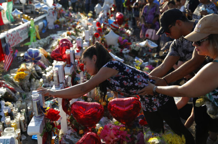 Una mujer homenajea el pasado 6 de agosto a las víctimas del tiroteo de El Paso, Texas, que provocó la muerte de 22 personas.