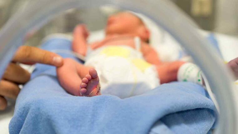 Bebé en una incubadora en un hospital (imagen de archivo). 