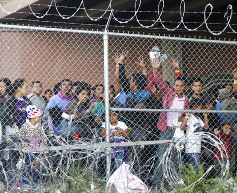 Migrantes centroamericanos, entre ellos menores, detenidos en instalaciones de la Patrulla Fronteriza en El Paso, Texas (imagen de archivo).