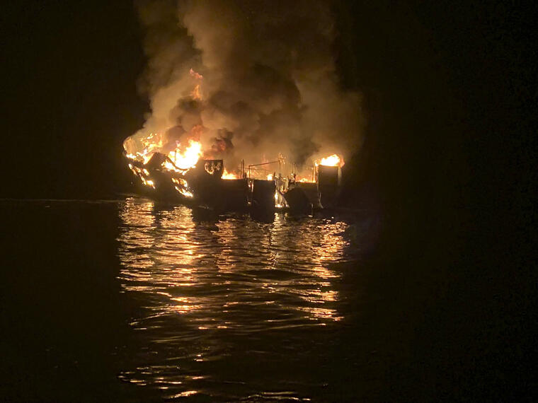 Imagen del Departamento de Bomberos del Condado de Santa Bárbara, California, del bote Conception en llamas el 2 de septiembre de 2019. 