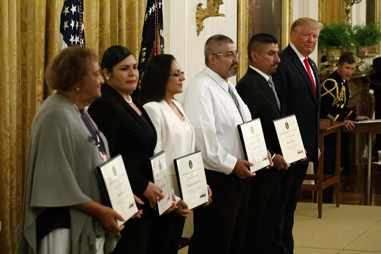 El presidente Trump honra a cinco latinos que salvaron vidas durante el tiroteo masivo en un Walmart de El Paso, en Texas.