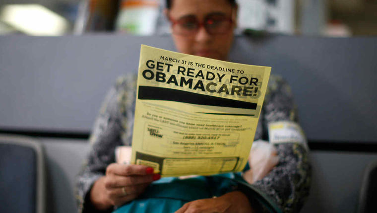 Una mujer se informa sobre la inscripcion en el Obamacare. 