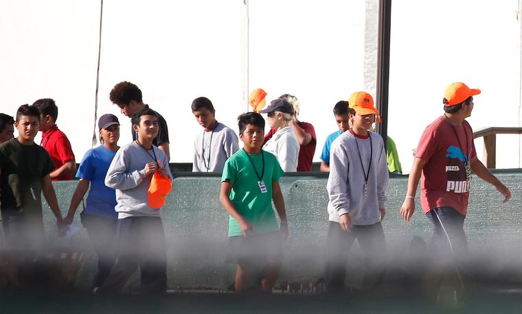 Niños migrantes separados de sus familias en la frontera en un centro de detención de Florida (imagen de archivo). 