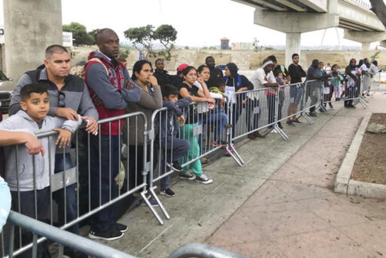 Migrantes esperan este jueves en Tijuana, México, su cita para solicitar asilo a EEUU. 