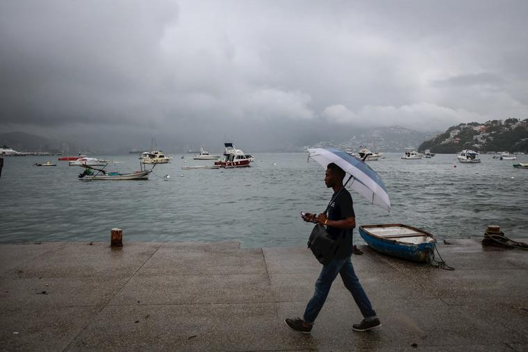 El puerto de Acapulco, México, afectado por el paso de la tormenta tropical Narda este domingo por la mañana.