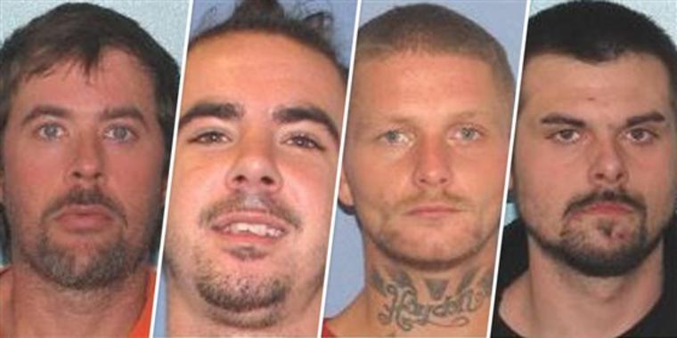 Los cuatros detenidos fugados de una cárcel de Ohio este domingo. Los primeros tres desde la izquierda fueron atrapados por la policía.