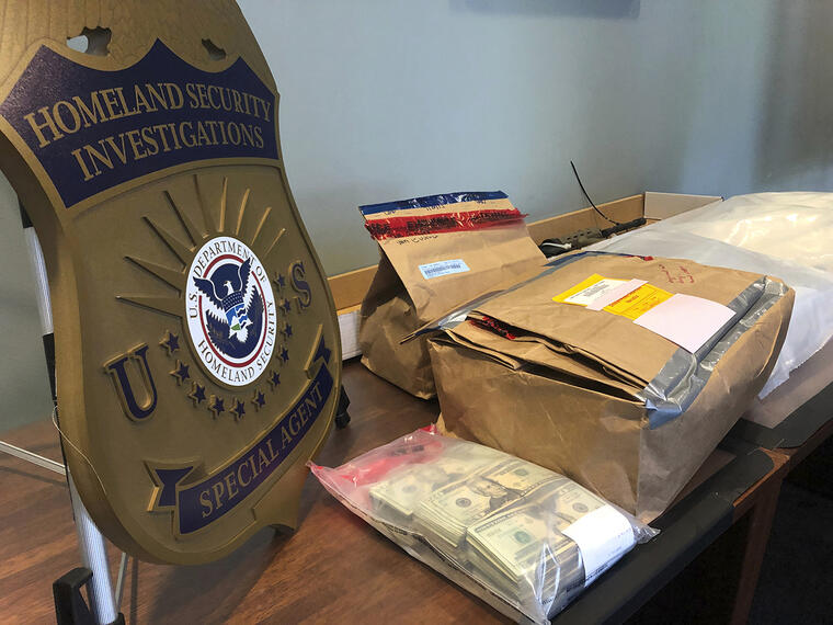 Cajas con drogas y dinero fueron confiscados a una red internacional de tráfico entre México y Oregon. 