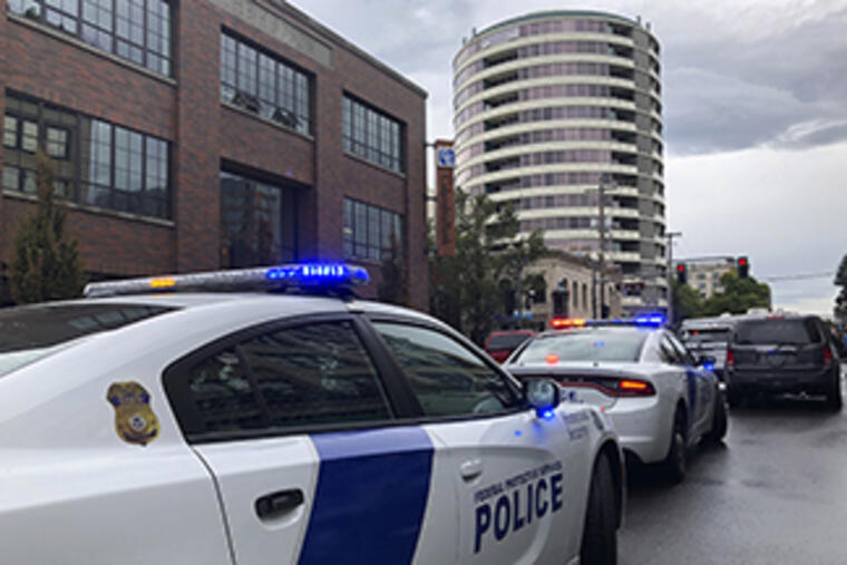 La policía responde a un tiroteo en un edificio para personas mayores en Vancouver, Washington. 