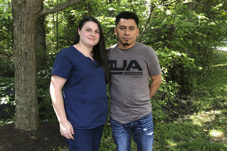  En una foto tomada el 21 de junio de 2019, Alyse Sánchez y su esposo, Elmer Sánchez, posan en Sandy Spring, Maryland