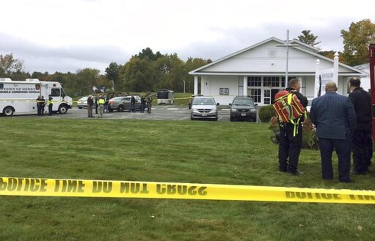 Agentes de la policía en el exterior de la iglesia pentecostal de Nuevo Hampshire donde un tiroteo interrumpió este sábado una boda. 
