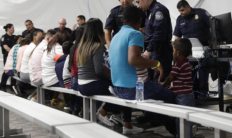 Migrantes que pidieron asilo en Estados Unidos esperan en Laredo, Texas, para presentar sus casos ante un juez que los revisará en una videoconferencia.