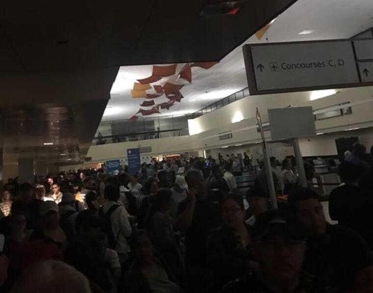 Usuarios del aeropuerto de Nueva Orleans durante el apagón que dejó a oscuras este sábado durante horas a la infraestructura. 