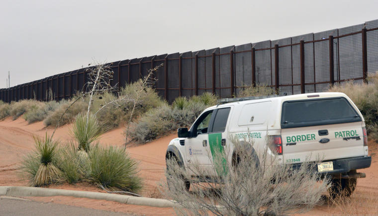 Imagen de archivo de un patrullero fronterizo junto al muro en Santa Teresa.