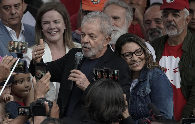 El expresidente de Brasil Lula, abrazado de su pareja Rosángela da Silva, habló a sus partidarios tras salir de la cárcel.