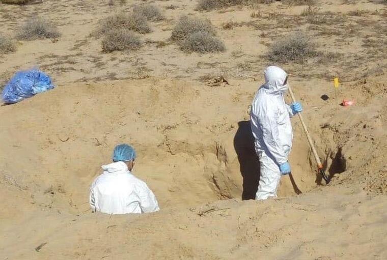 Peritos buscan este sábado restos humanos en una fosa en el estado de Sonora, México. 