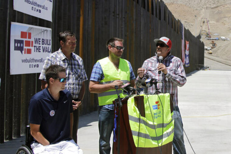 Lol líderes del proyecto We Build The Wall, que recaudó fondos para respaldar la construcción de un nuevo muro en la frontera entre EEUU y México, en una foto de archivo tomada en Nuevo México. 