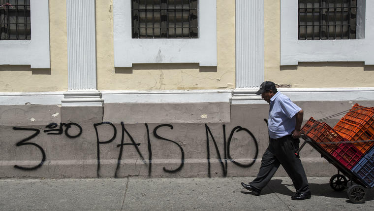 Un rayado cerca del Congreso en Guatemala muestra el rechazo al acuerdo que ese país firmó con Estados Unidos para recibir migrantes.