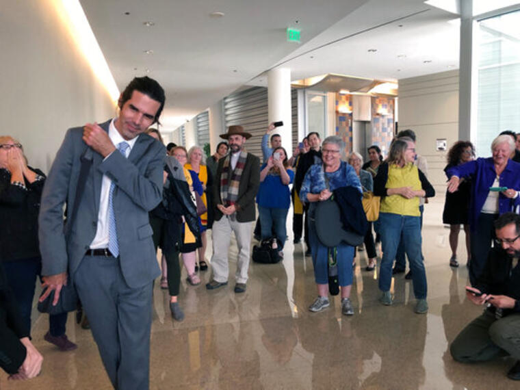 El activista pro-migrantes de Arizona Scott Warren (a la izquierda) a la salida de la corte de Tucson, en el mismo estado, después del veredicto absolutorio del jurado de este miércoles.  