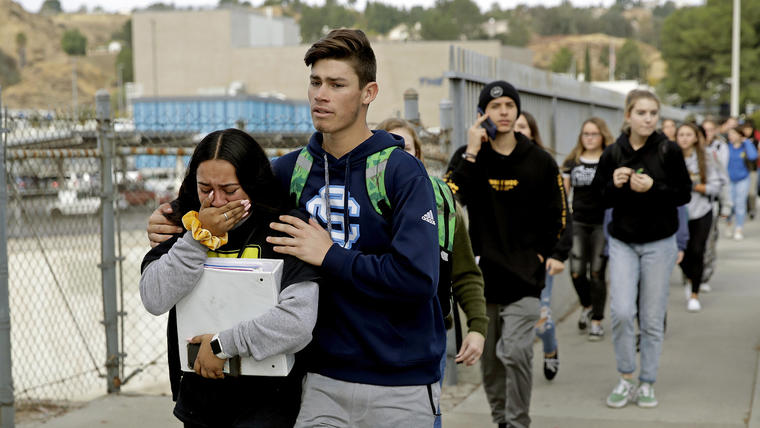 Estudiantes de la escuela secundaria Saugus fueron evacuados tras el tiroteo donde murieron dos de sus compañeros.