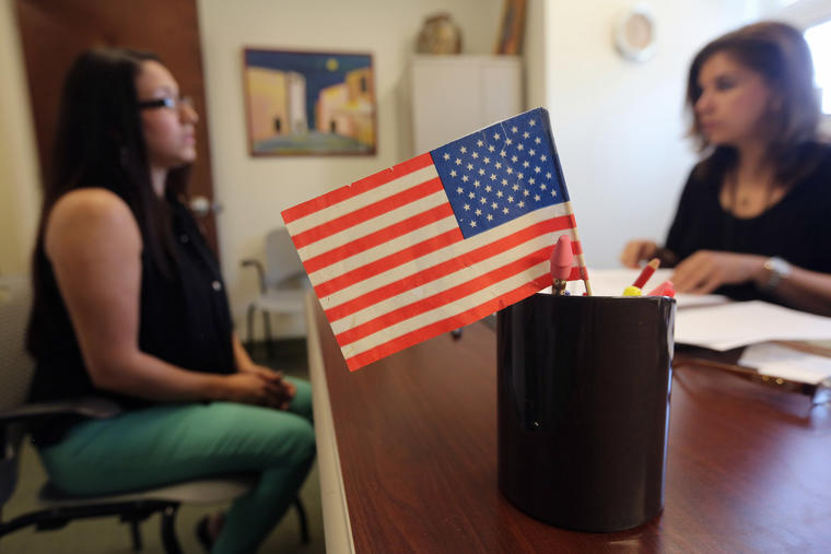 Una inmigrante toma su test de ciudadanía en Nueva York en 2013. 