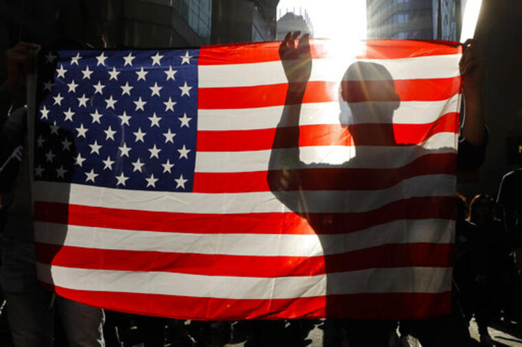 Una bandera de Estados Unidos expuesta este domingo durante una marcha antigubernamental en Hong Kong.  