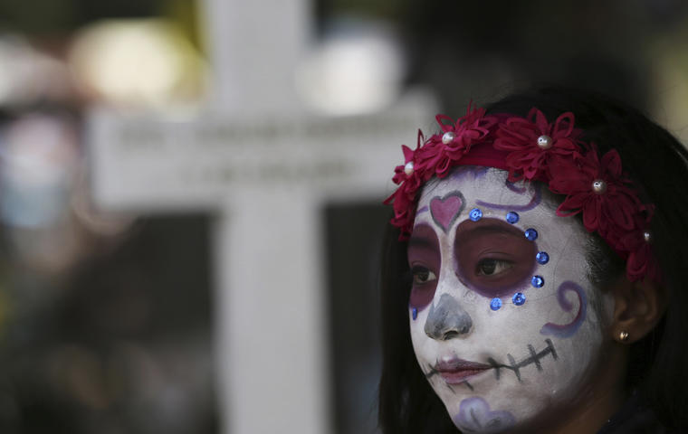 Imagen de archivo de un cementerio mexicano el Día de los Muertos.