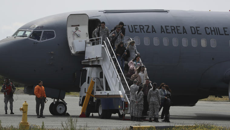 Familiares de los pasajeros del avión desaparecido llegaron este miércoles a Punta Arenas.