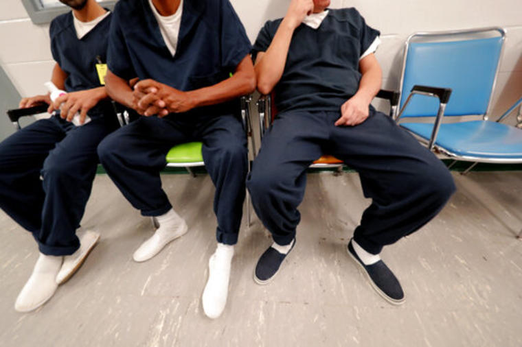 Detenidos esperan su turno en la clínica médica del Centro Correccional Winn en Winnfield, Luisiana, el jueves 26 de septiembre de 2019. (AP /Gerald Herbert)