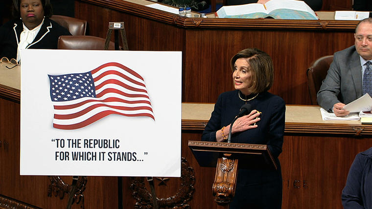 La presidenta de la Cámara de Representantes, Nancy Pelosi, habla mientras la Cámara de Representantes debate los cargos de juicio político contra el presidente Donald Trump en el Capitolio en Washington, el 18 de diciembre de 2019.