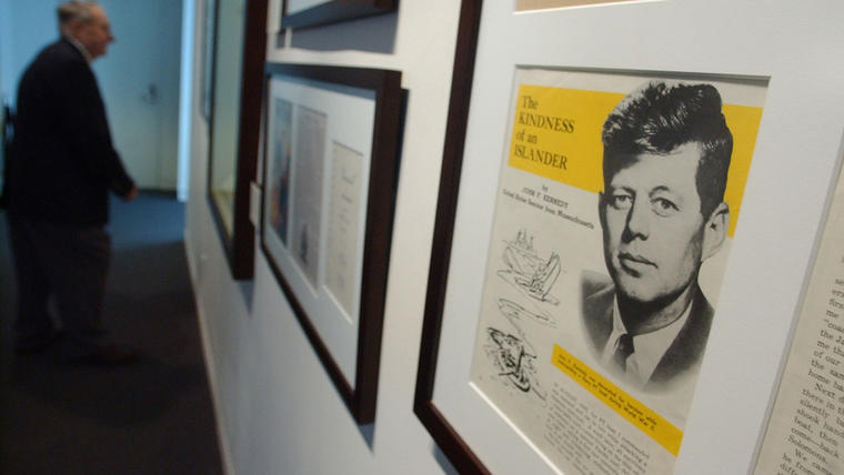 Notas originales de John F. Kennedy expuestas en la Librería y Museo Presidencial en Boston.