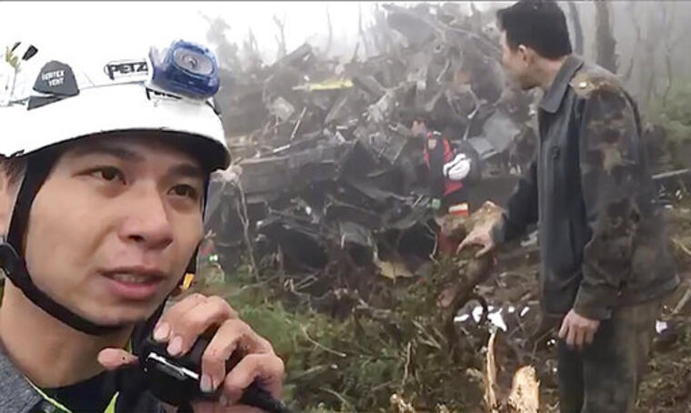 Personal de rescate en el sitio donde se estrelló el helicóptero en el que viajaba el jefe militar de Taiwán.