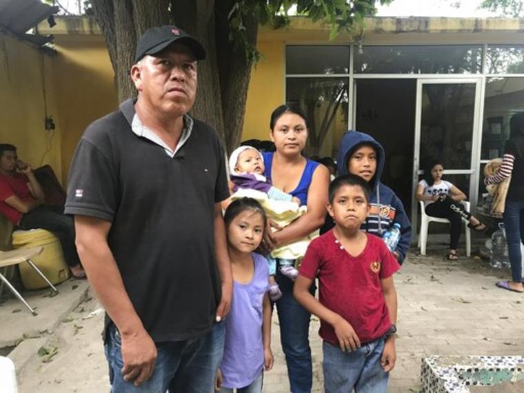 Una familia inmigrante espera en Piedras Negras, México, para solicitar asilo en EEUU