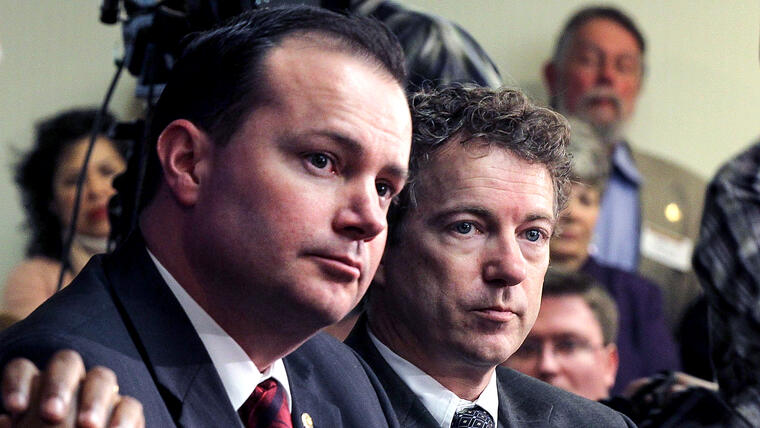 Los senadores Mike Lee y Rand Paul durante una reunión del Tea Party en febrero de 2011 en Washington, DC. 