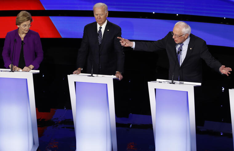 Warren, Biden y Sanders (de izquierda a derecha), durante el debate electoral del 14 de enero. 