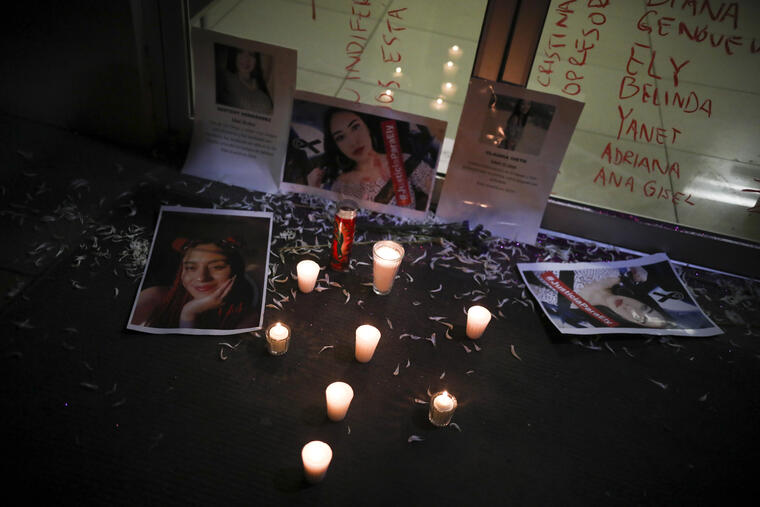 Un memorial con fotos de mujeres asesinadas colocado durante una protesta en Tijuana.