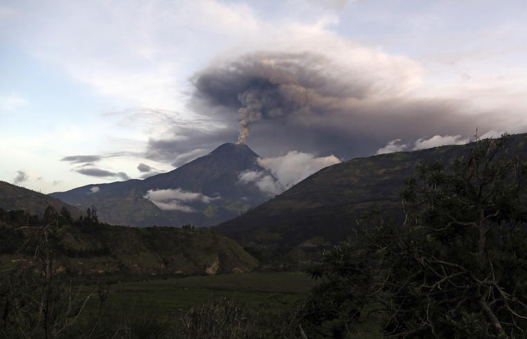 El volcán Tunguruhua emite cenizas durante un erupción en marzo de 2016