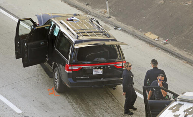 La carroza fúnebre robada cerca de Los Ángeles con un ataúd dentro, tras el accidente que sufrió en una autopista de la ciudad durante una persecución policial. 
