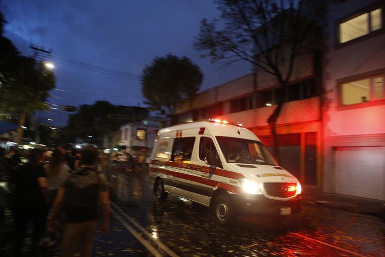 En Ciudad de México circulan ambulancias tanto oficiales como las apodadas "patito", no reguladas.