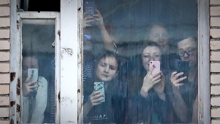 Estudiantes en cuarentena tras entrar en contacto con un ciudadano extranjero infectado con COVID-19, en el dormitorio de la Universidad Médica Estatal Mechnikov North-Western en San Petersburgo, Rusia, el 8 de marzo. 