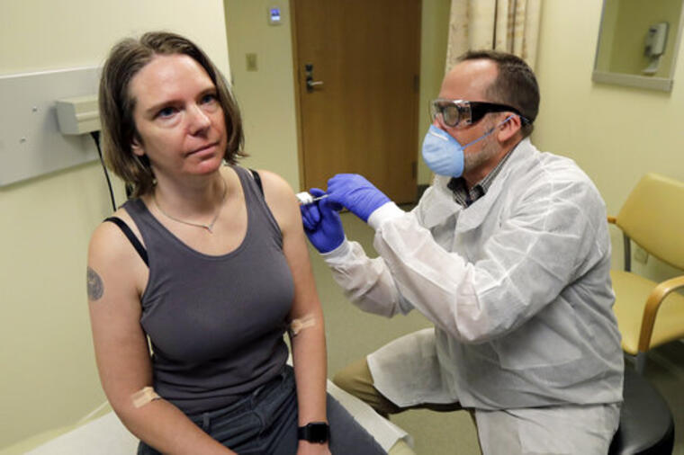 Jennifer Haller es la primera de 45 voluntarios en recibir en una clínica de Seattle una vacuna experimental contra en coronavirus.