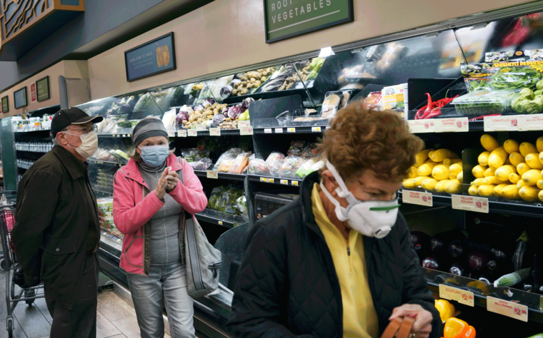 Clientes usan mascarillas al acudir a un supermercado en California.