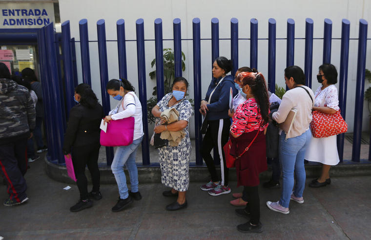 Mujeres mexicanas hacen fila afuera de un centro de salud respiratoria en Ciudad de México, el 28 de febrero de 2020.