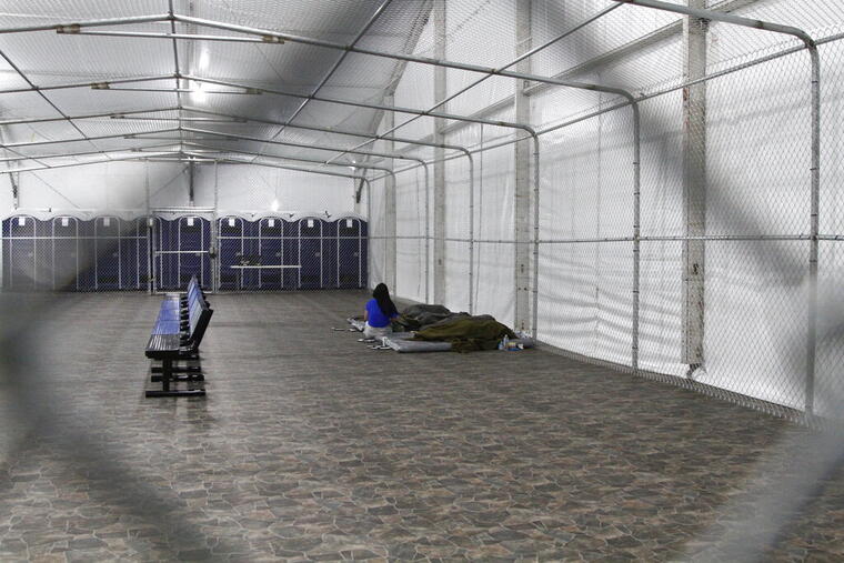 Migrantes bajo custodia en el centro de detención fronterizo para adultos de Tornillo, Texas, dos días después de su apertura en agosto del año pasado. 